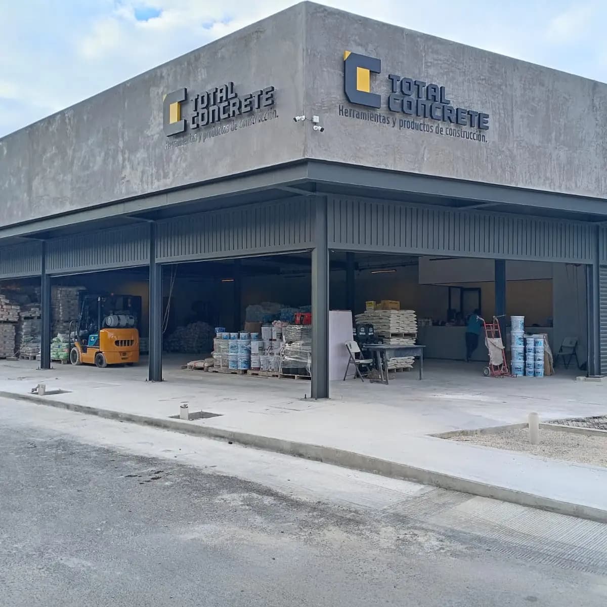 Almacén y mostrador de una sucursal de Total Concrete